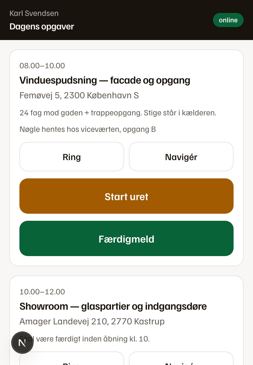 Medarbejderens telefon: dagens opgaver med adresse, adgangsoplysninger og knapperne Ring, Navigér, Start uret og Færdigmeld.